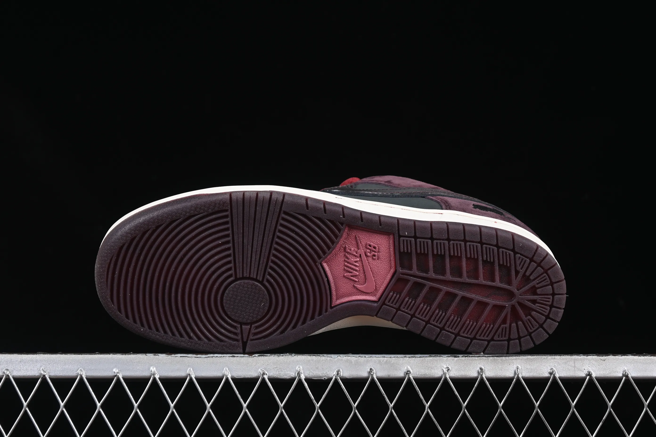 All categories Nk SB Dunk Series Nk SB Dunk Low low-top sneakers K version Riot Skateshop x Nk SB Dunk Low joint model Bordeaux red low-top casual sneakers FZ1289-200
